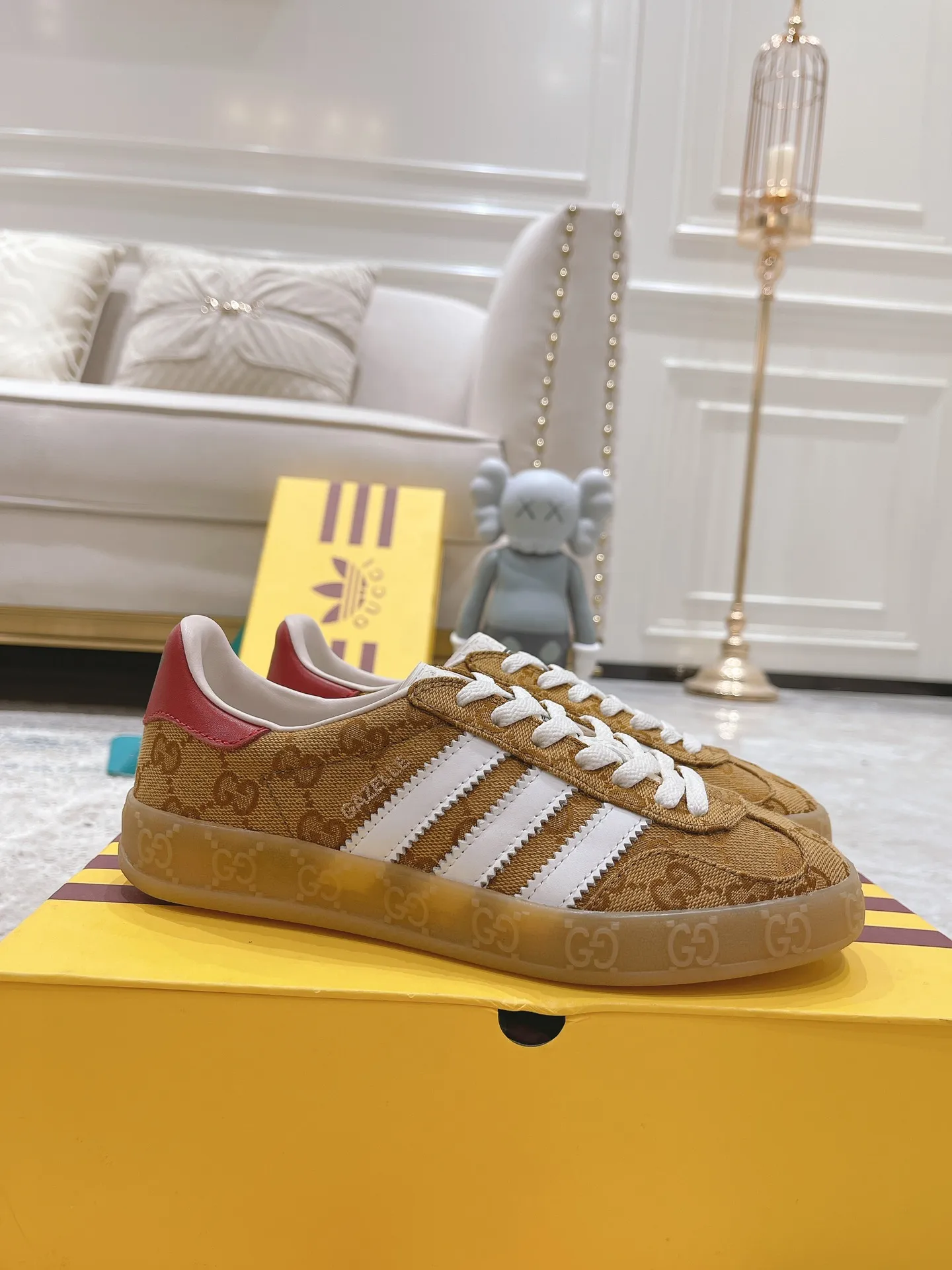 👟👟Ex-factory price 480👟👟 Gucci Adida S Gucci clover co-branded Italian 2022 Fashion Week catwalk model Dexun shoes casual shoes exclusive first release #Correct splicing co-branded shoe box with shoelaces included Synchronous counter #Gucci/Adida splicing cloth dust bag #Integration of two luxury brand elements T👟👟Ex-factory price U soft bottom The original version is the same. Size: 35-40 for women and 39-45 for men.
